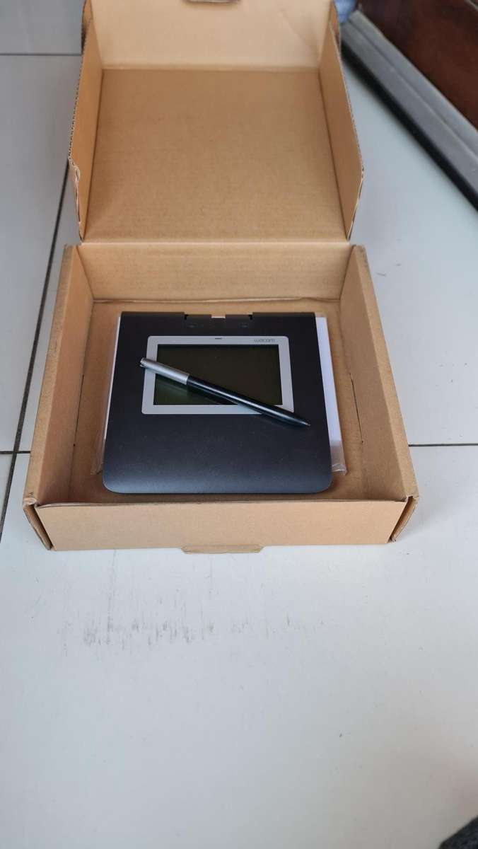 Wacom STU-430 Signature Pad, 4.5 inch Monochrome Reflective LCD, Battery-Free Pen Included