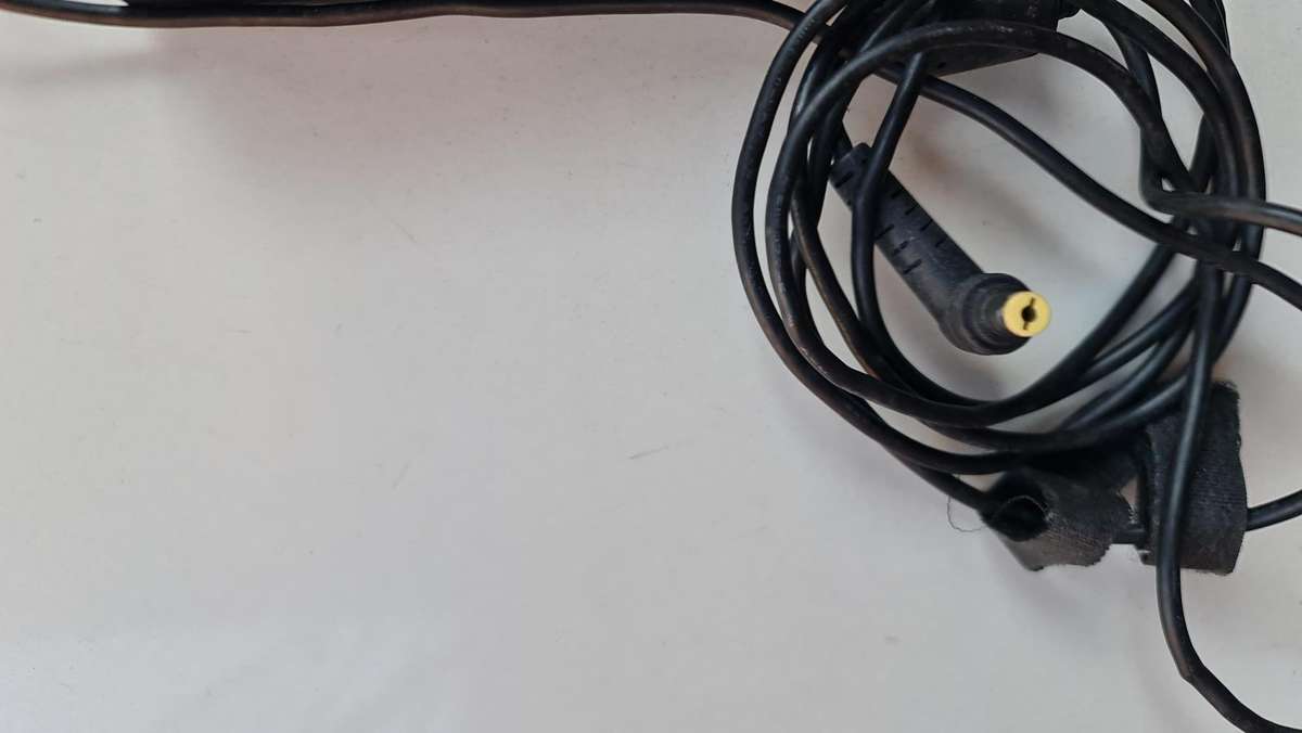 ORIGINAL DELL CHARGER - DELTA - AS PER PIC - 19V - 3.42 - FULL WORKING CONDITION