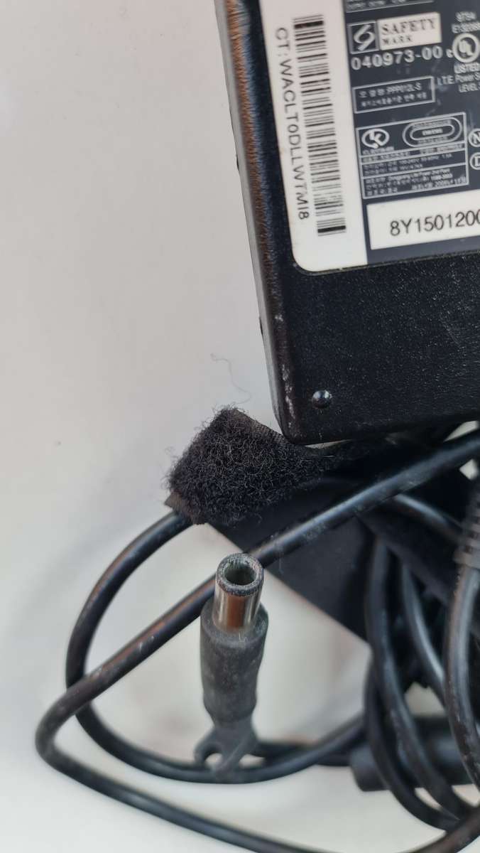 ORIGINAL HP CHARGER - AS PER PIC - 19V - 4.74 - FULL WORKING CONDITION