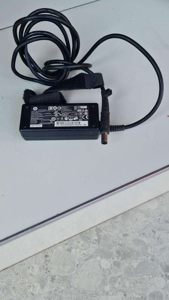 ORIGINAL HP CHARGER - AS PER PIC - 19.5V - 2.31A - 45W - FULL WORKING CONDITION