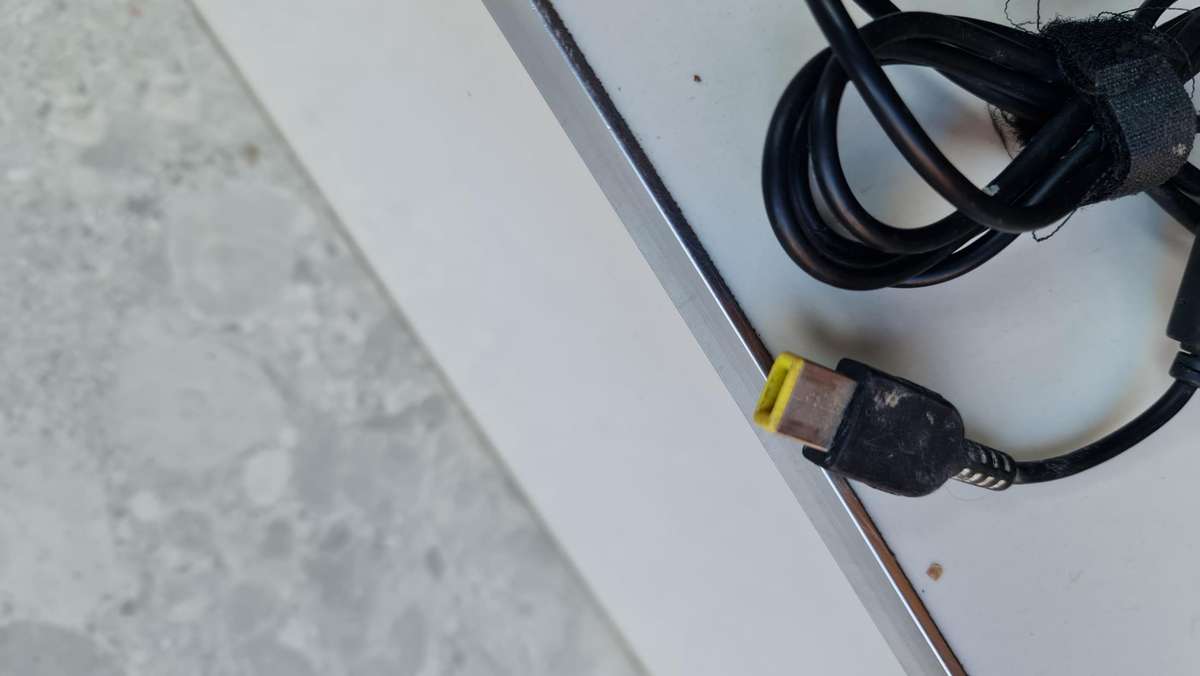 ORIGINAL LENOVO CHARGER - AS PER PIC - 20V - 2.25A - FULL WORKING CONDITION