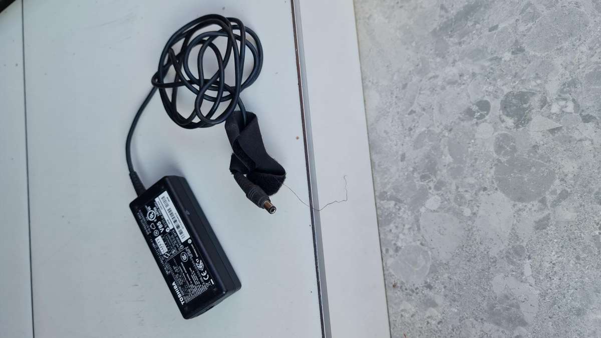 ORIGINAL TOSHIBA - AS PER PIC - 15V - 4A - FULL WORKING CONDITION