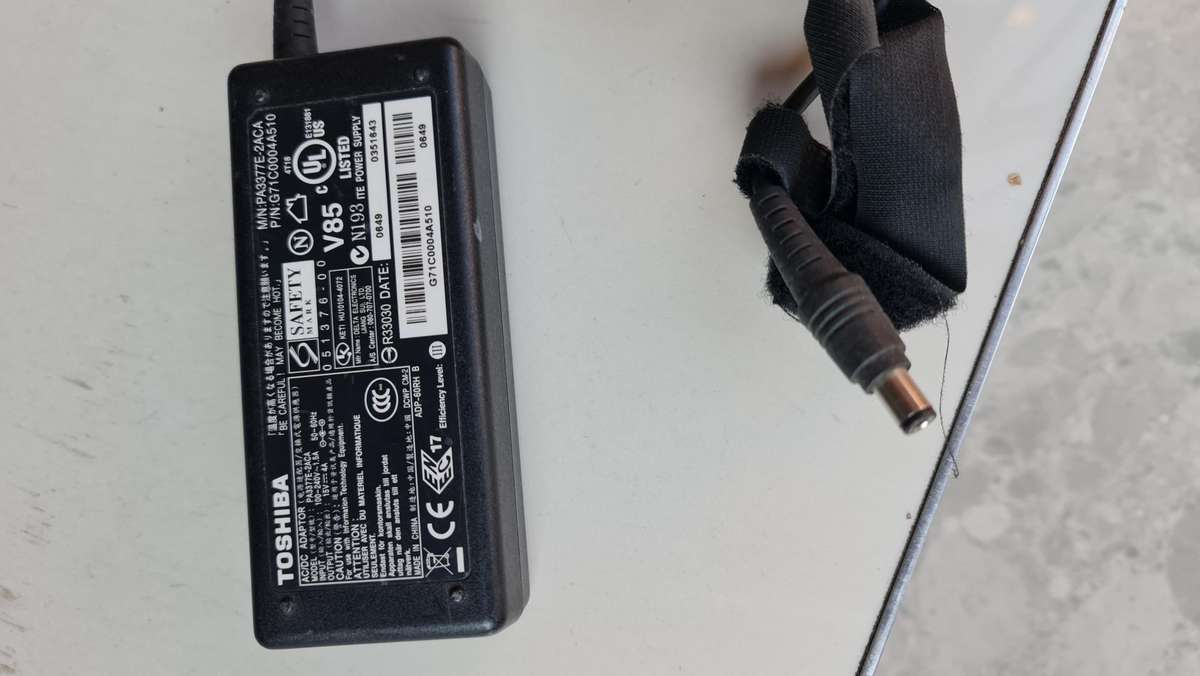 ORIGINAL TOSHIBA - AS PER PIC - 15V - 4A - FULL WORKING CONDITION