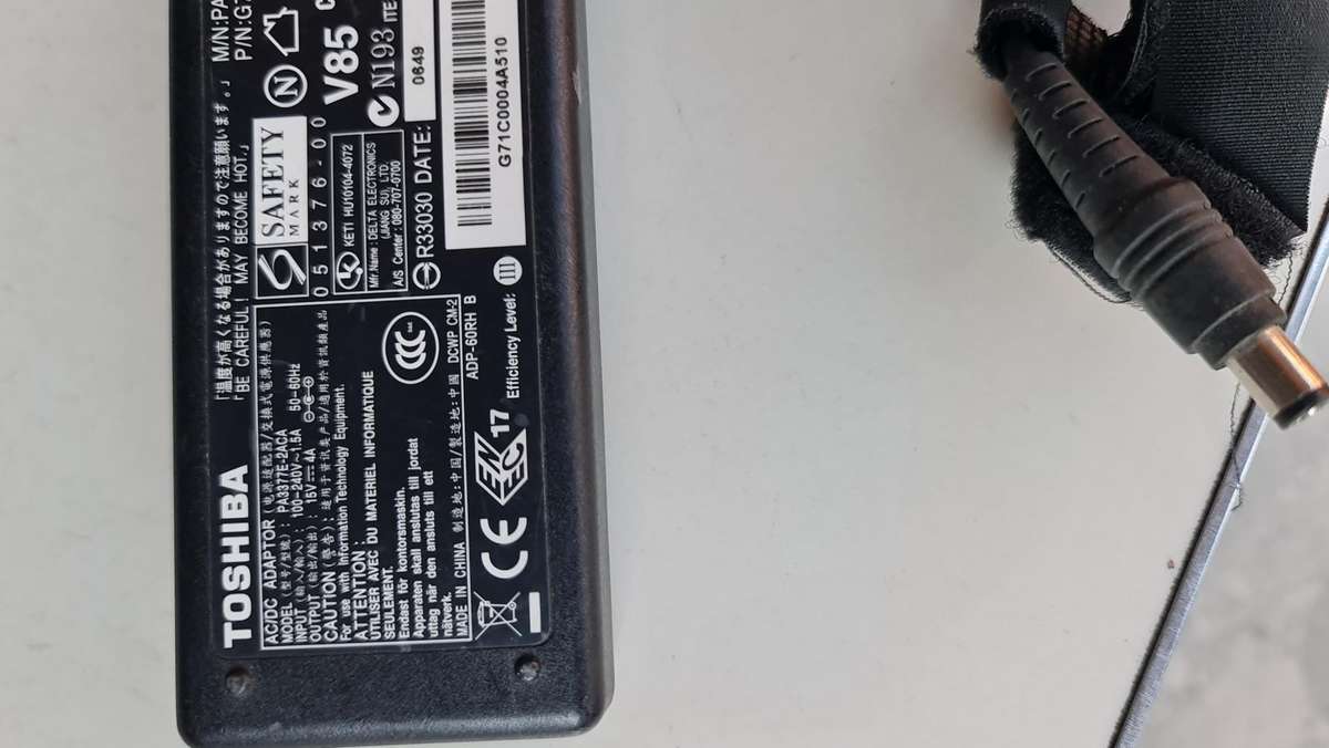 ORIGINAL TOSHIBA - AS PER PIC - 15V - 4A - FULL WORKING CONDITION