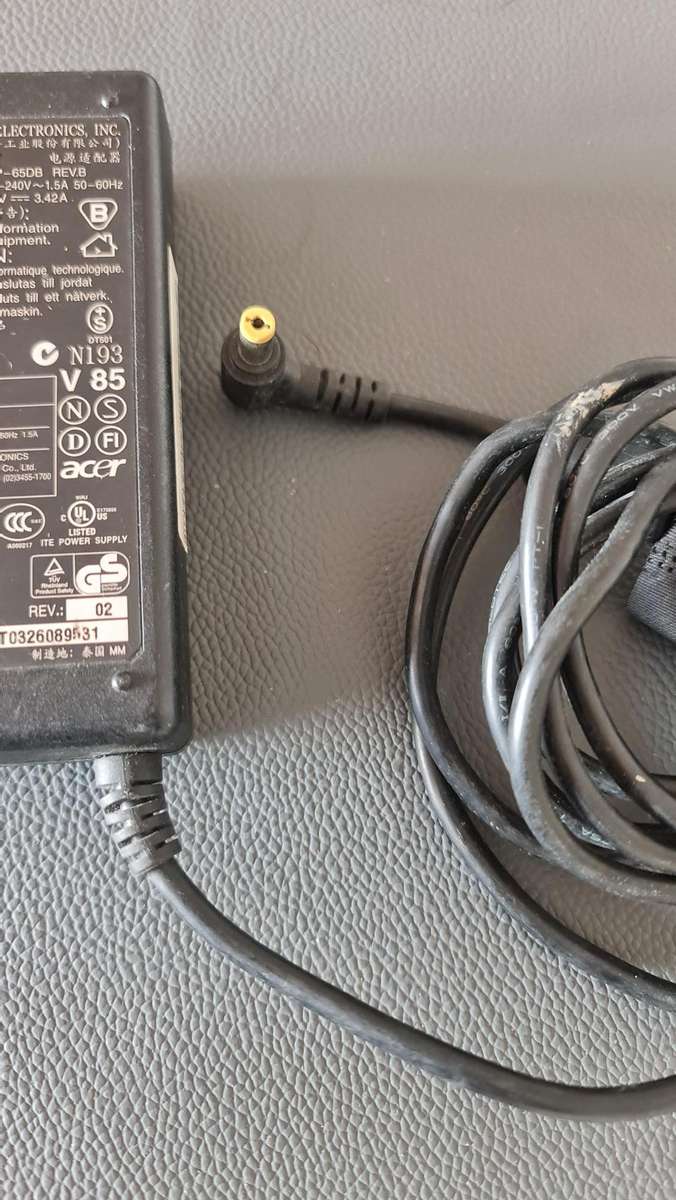 ORIGINAL ACER CHARGER - DELTA - AS PER PIC - 19V - 3.42 - FULL WORKING CONDITION