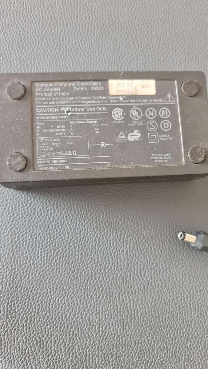 ORIGINAL COMPAQ CHARGER - AS PER PIC - 17.5V - 1.8A - FULL WORKING CONDITION