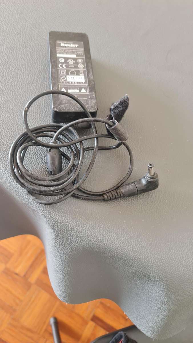 HUNKEY CHARGER - AS PER PIC - 19.5V - 3.33A - FULL WORKING CONDITION