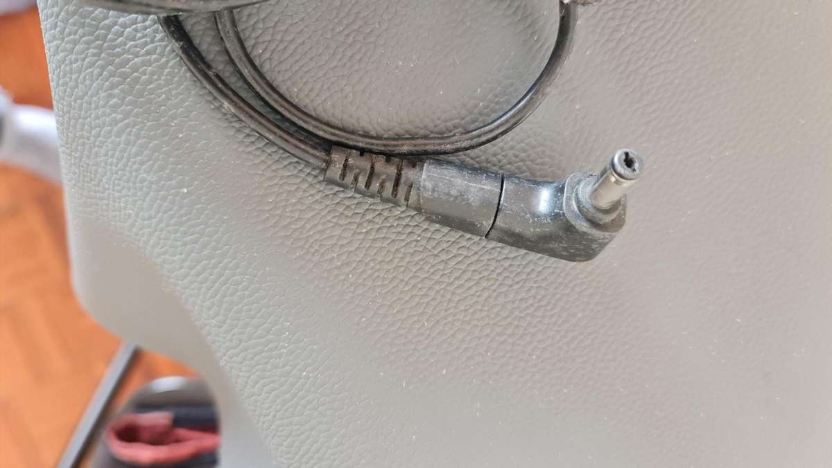 HUNKEY CHARGER - AS PER PIC - 19.5V - 3.33A - FULL WORKING CONDITION