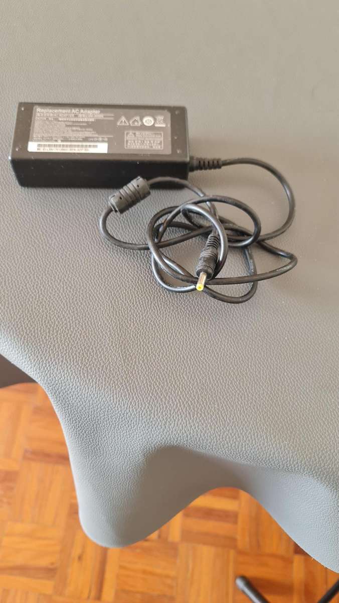 GENERIC CHARGER - AS PER PIC - 19V - 3.25A - FULL WORKING CONDITION