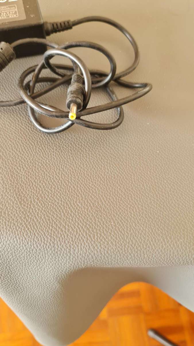 GENERIC CHARGER - AS PER PIC - 19V - 3.25A - FULL WORKING CONDITION