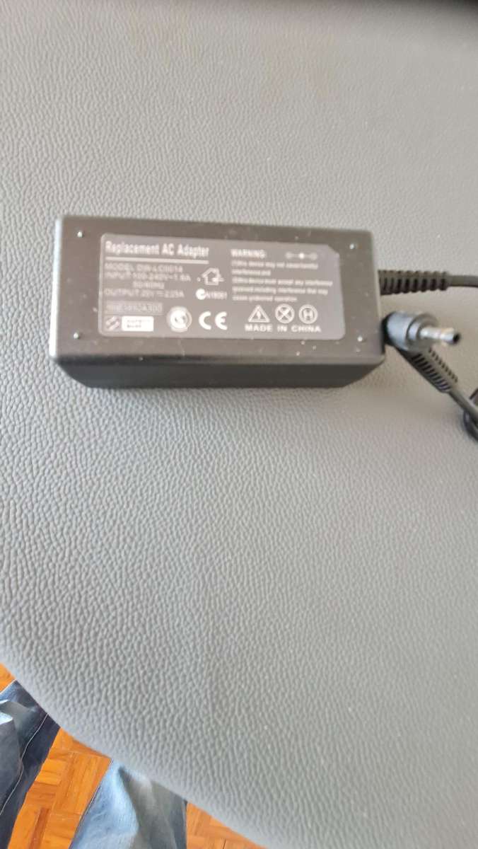 GENERIC CHARGER - AS PER PIC - 20V - 2.25 - FULL WORKING CONDITION
