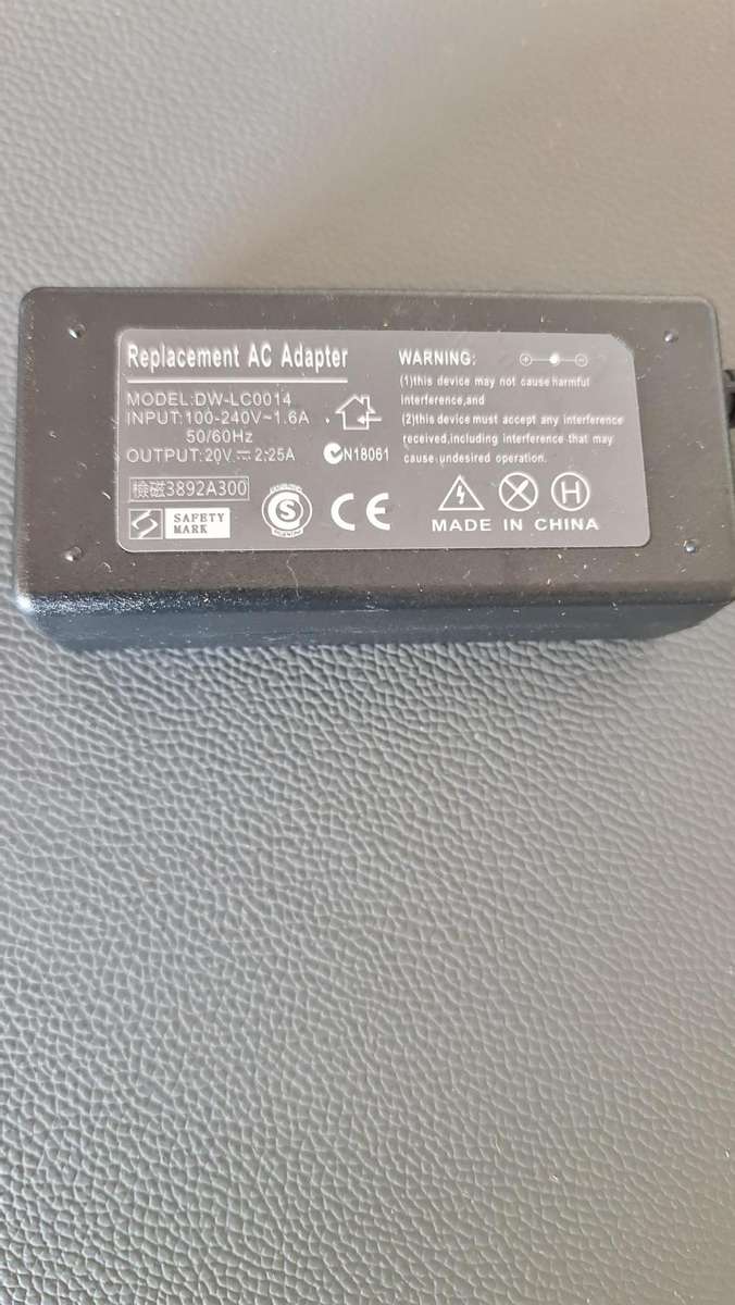 GENERIC CHARGER - AS PER PIC - 20V - 2.25 - FULL WORKING CONDITION