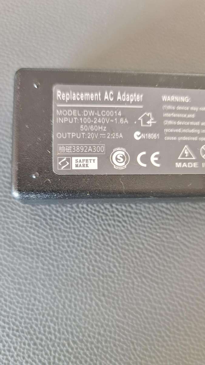GENERIC CHARGER - AS PER PIC - 20V - 2.25 - FULL WORKING CONDITION