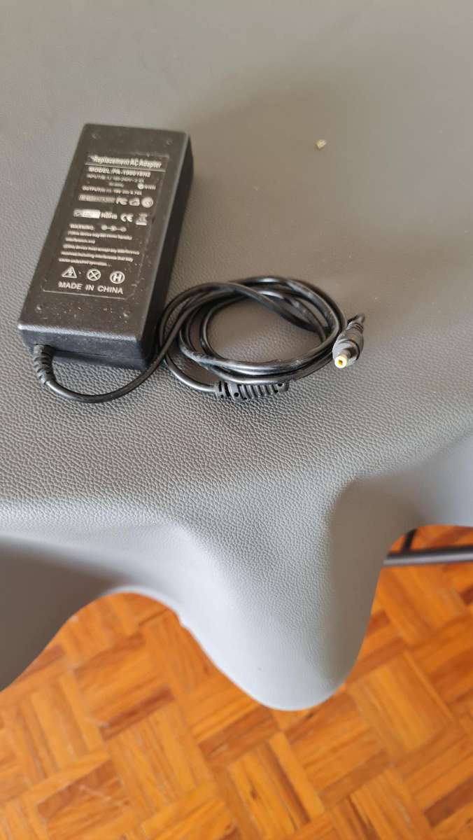 GENERIC CHARGER - AS PER PIC - 19V - 4.7A - FULL WORKING CONDITION