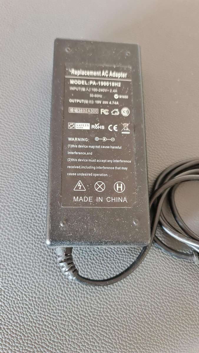 GENERIC CHARGER - AS PER PIC - 19V - 4.7A - FULL WORKING CONDITION