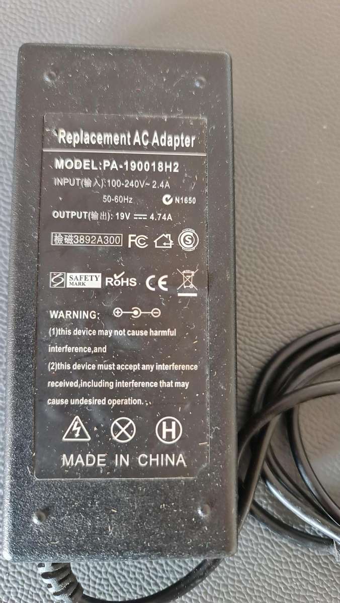 GENERIC CHARGER - AS PER PIC - 19V - 4.7A - FULL WORKING CONDITION
