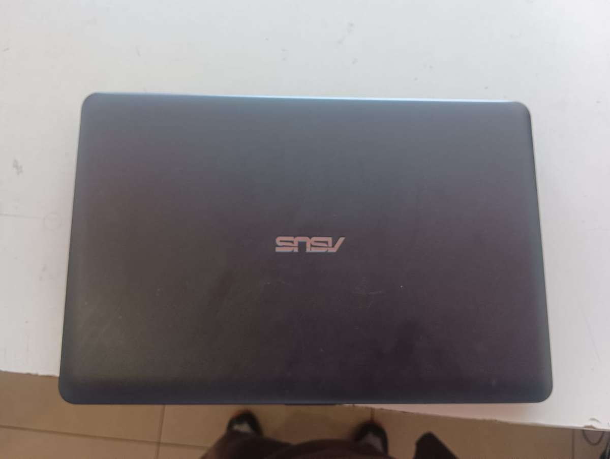 ASUS LAPTOP - CELERON N4000 - 4GB MEMORY - 1TB HARD DRIVE - 15.6 INCH SCREEN - ORIGINAL CHARGER