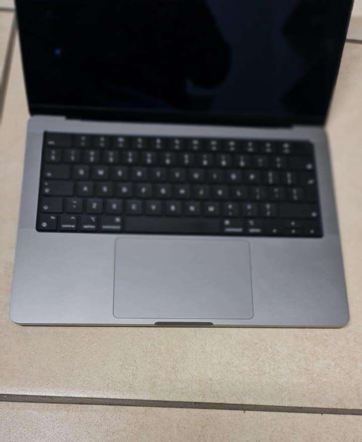 MACBOOK PRO 14 - 2021 MODEL - A2442 - M1 PRO CHIP - 14 INCH SCREEN - PLEASE READ