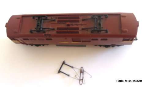 3 LIMA locomotives for parts or repair. One Is electrical and 2 Battery operated.