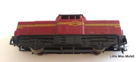 3 LIMA locomotives for parts or repair. One Is electrical and 2 Battery operated.