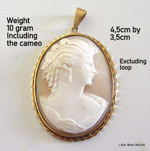 A Vintage 9ct gold cameo pendant  --10 gram including the cameo