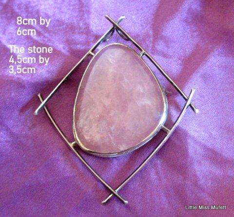 A ROSE QUARTZ PENDANT /  BROOCH SET IN STERLING SILVER