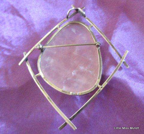 A ROSE QUARTZ PENDANT /  BROOCH SET IN STERLING SILVER