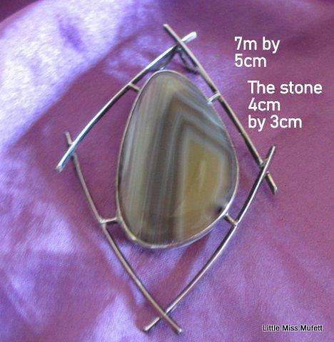 A FAIRLY LARGE AGATE PENDANT /  BROOCH SET IN STERLING SILVER
