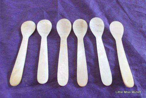 A Set of mother of pearl cavier spoons.
