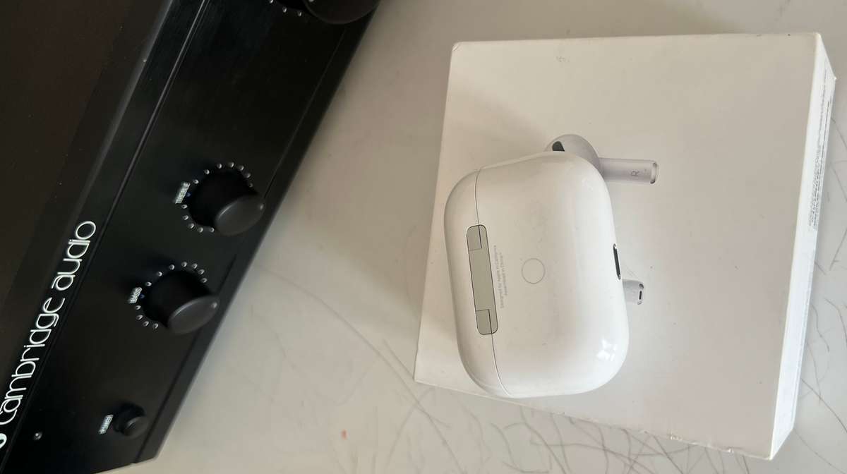AirPods Pro (1st generation) with Wireless Charging Case - (Original Apple product)
