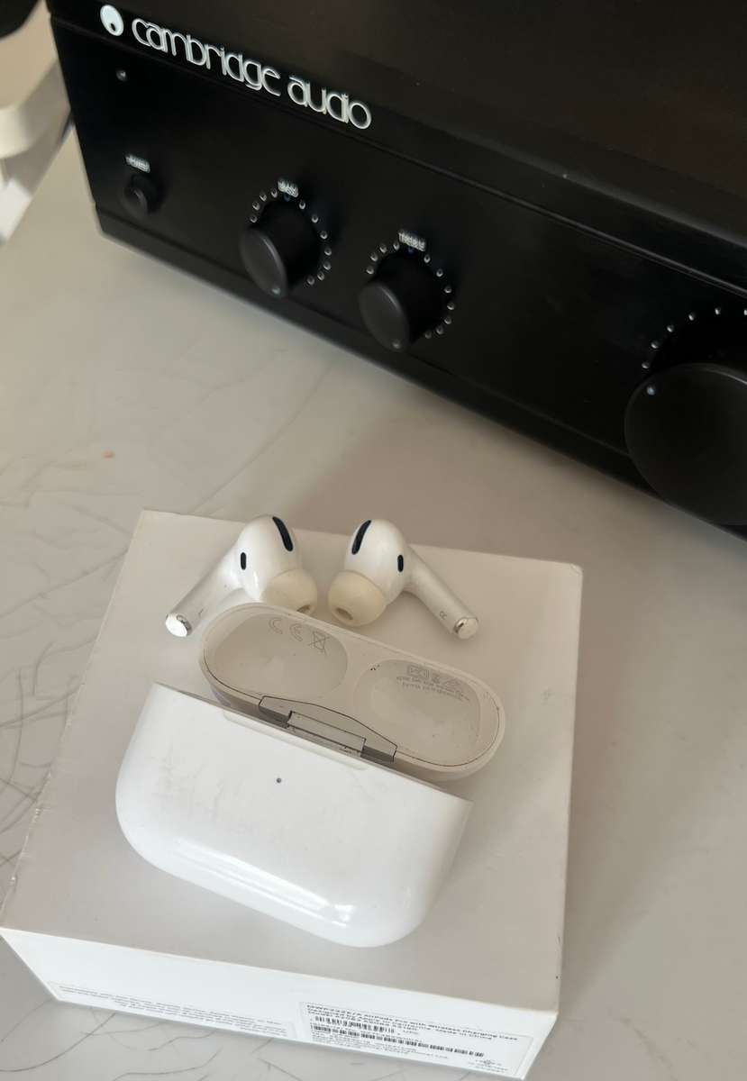AirPods Pro (1st generation) with Wireless Charging Case - (Original Apple product)