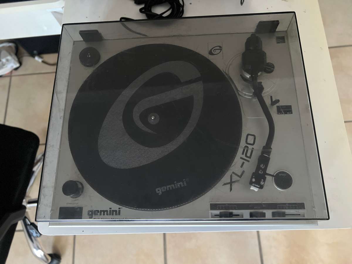 Gemini XL120 Belt Drive Turntable with dustcover & external Pre-amp