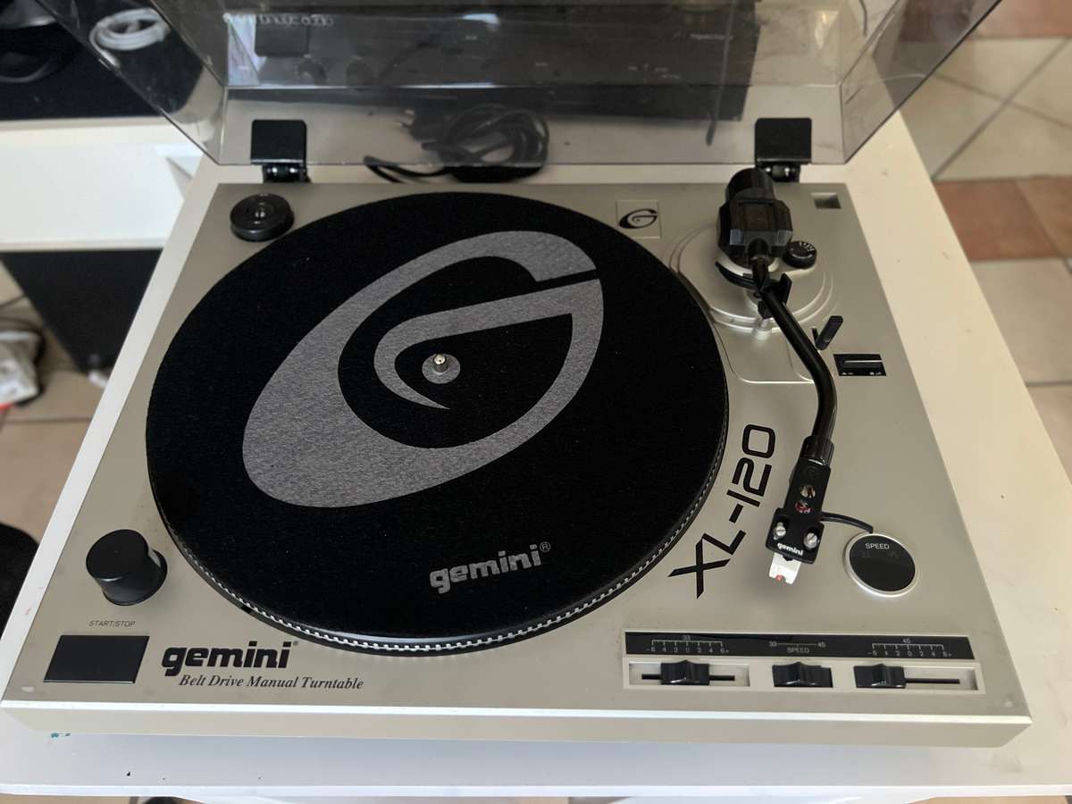 Gemini XL120 Belt Drive Turntable with dustcover & external Pre-amp