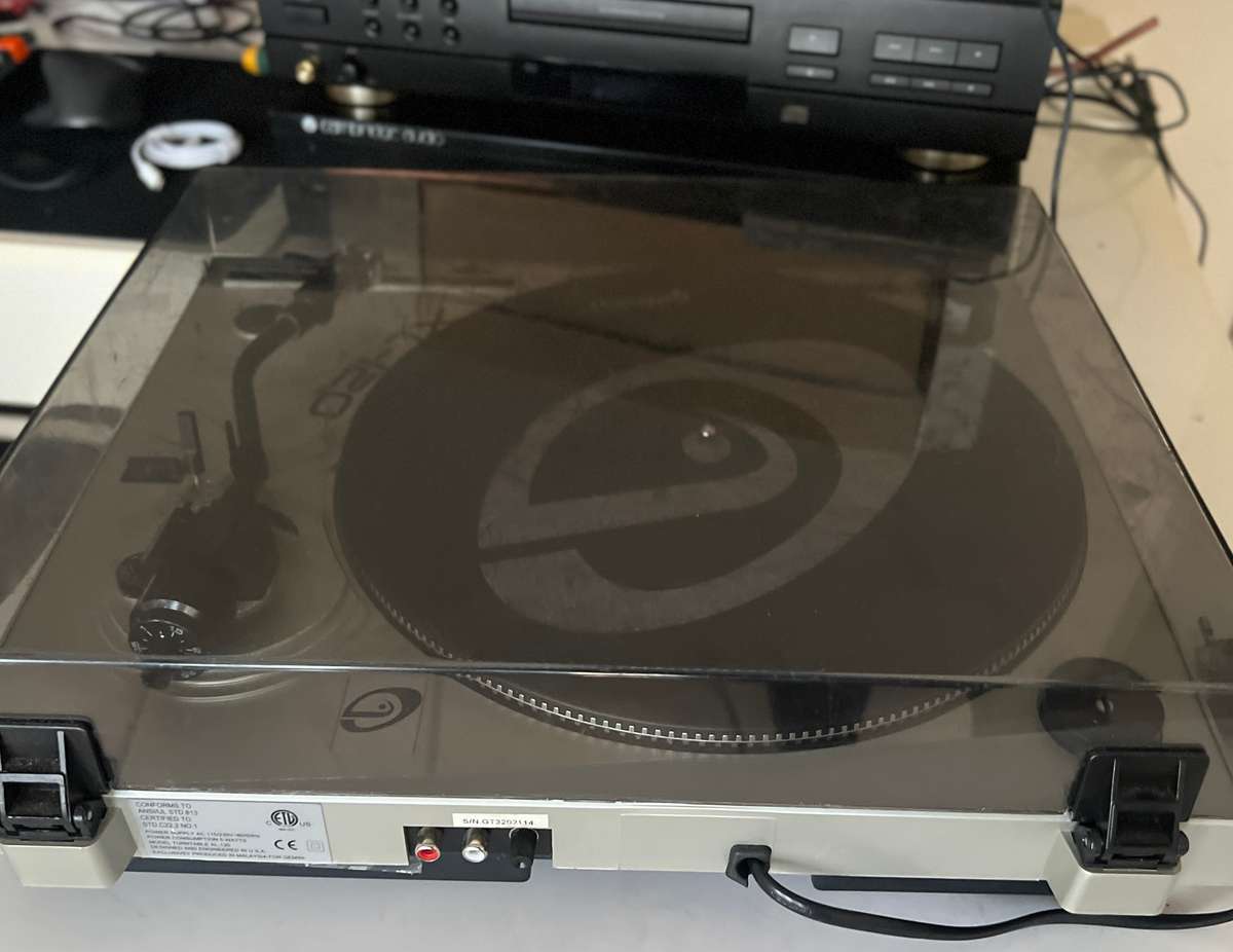 Gemini XL120 Belt Drive Turntable with dustcover & external Pre-amp