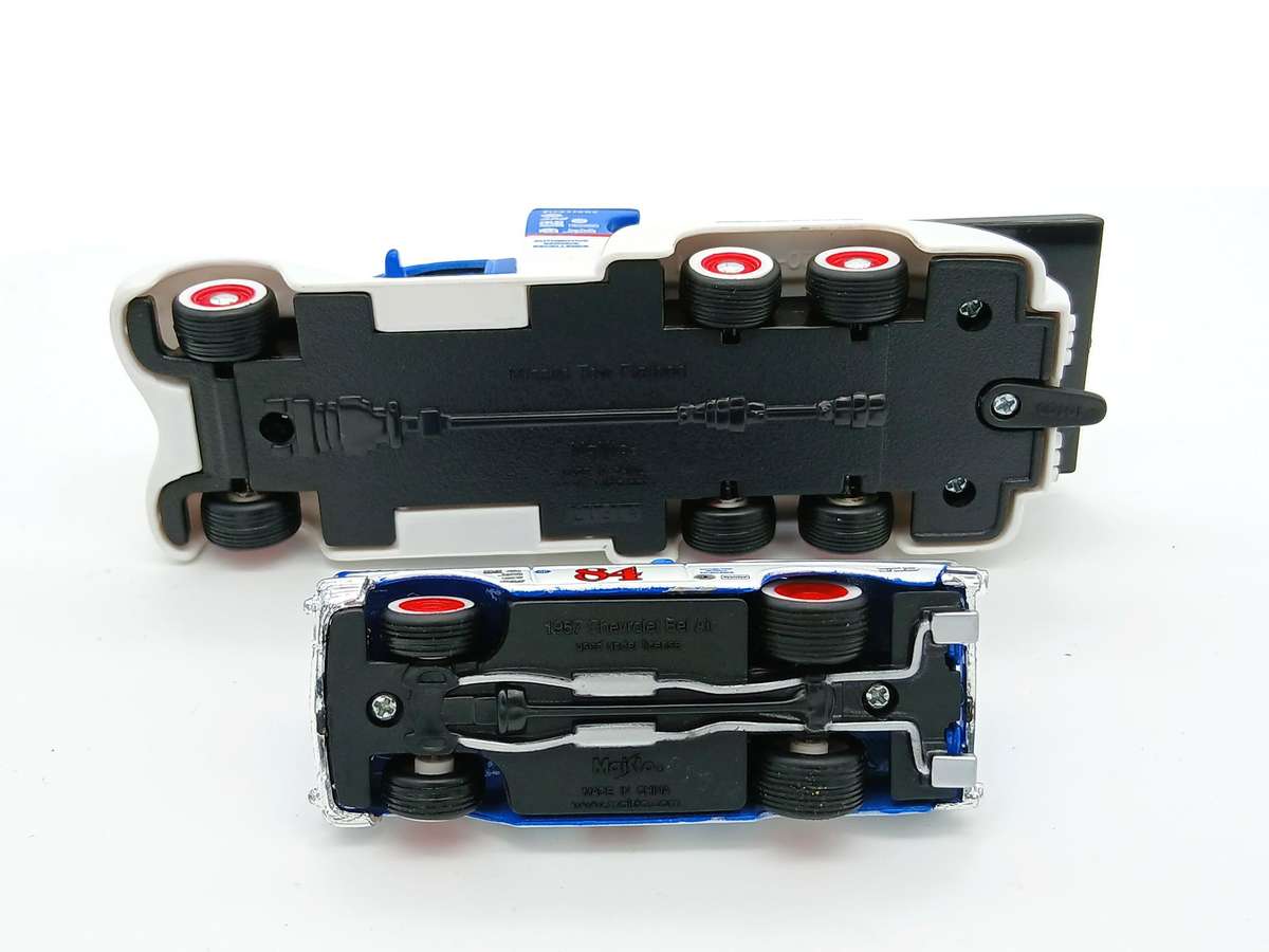 Maisto Elite Transport Missile Tow Flatbed '57 Chevy Bel Air #84 - WHITE & BLUE