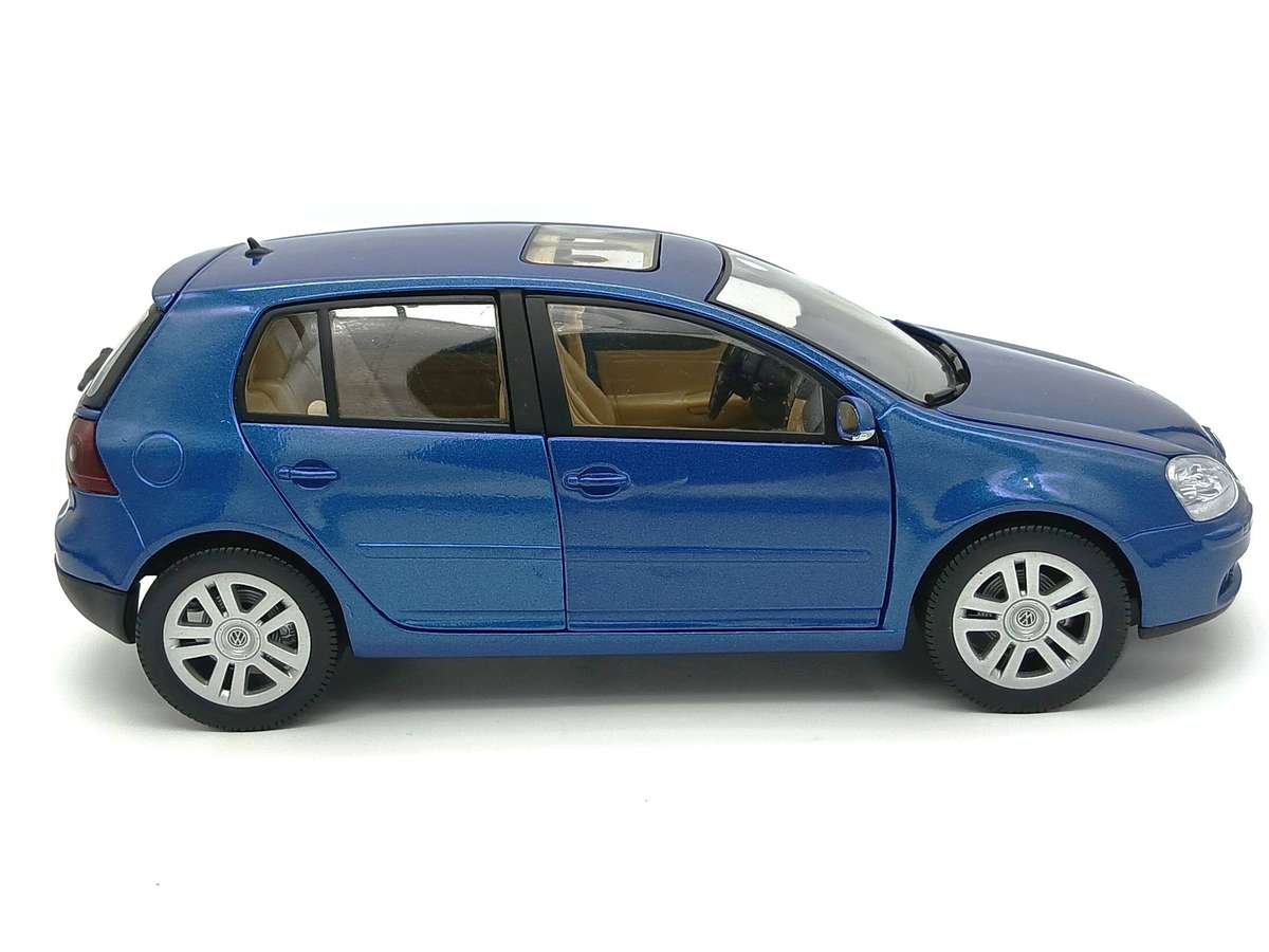 Bburago Volkswagen VW Golf 1.6 FSI MkV 1/18