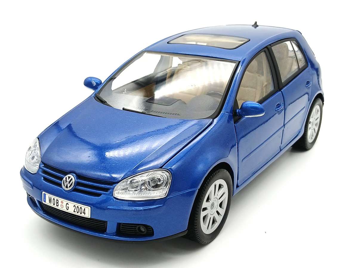 Bburago Volkswagen VW Golf 1.6 FSI MkV 1/18