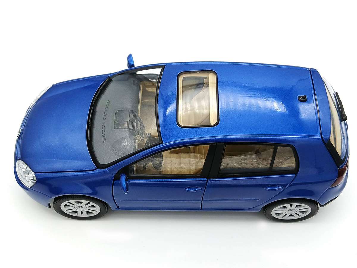 Bburago Volkswagen VW Golf 1.6 FSI MkV 1/18