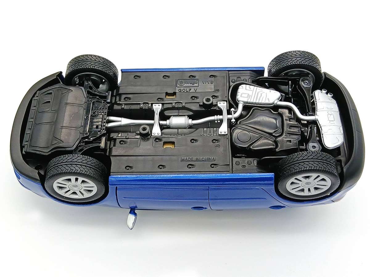 Bburago Volkswagen VW Golf 1.6 FSI MkV 1/18