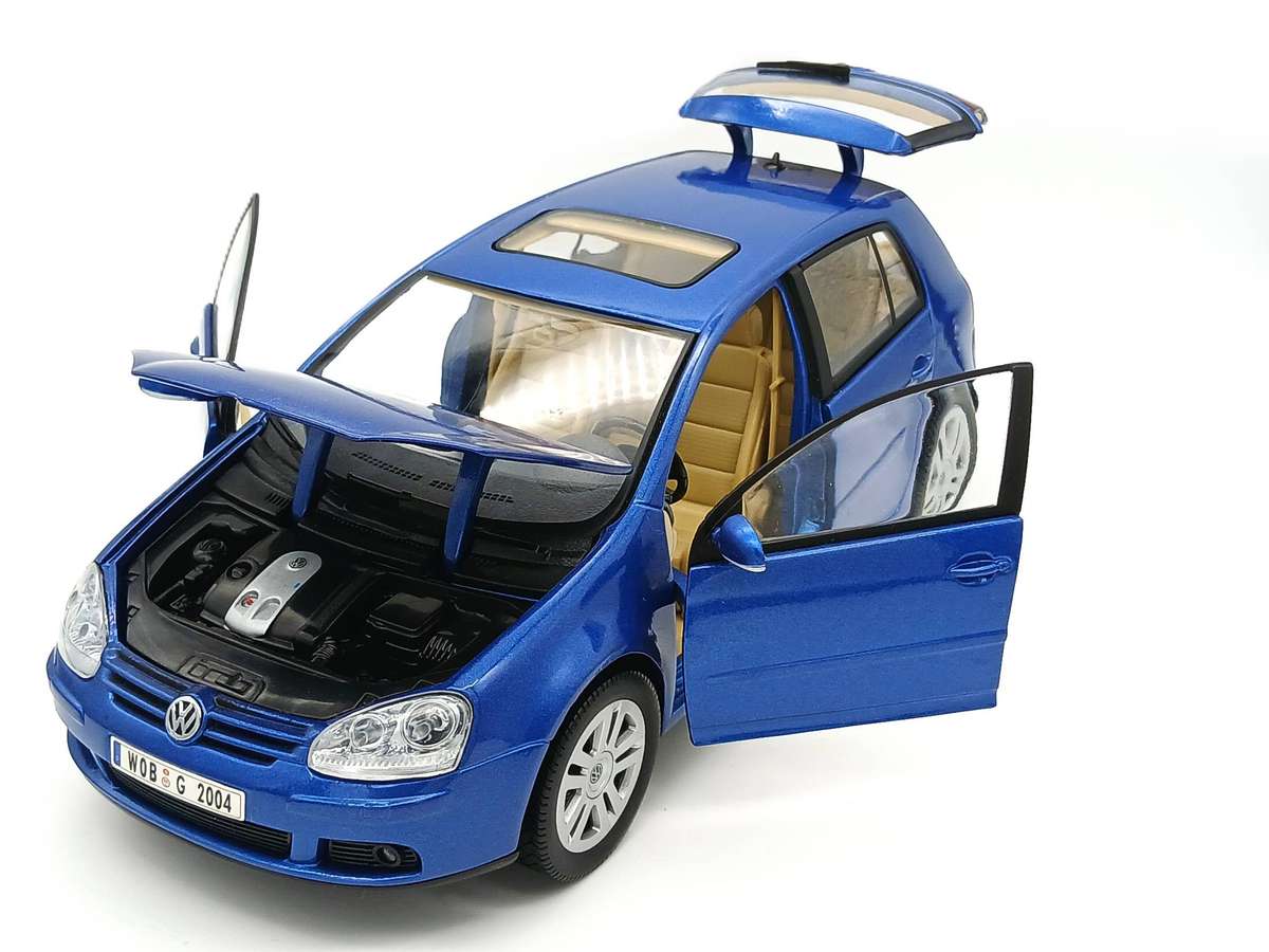 Bburago Volkswagen VW Golf 1.6 FSI MkV 1/18