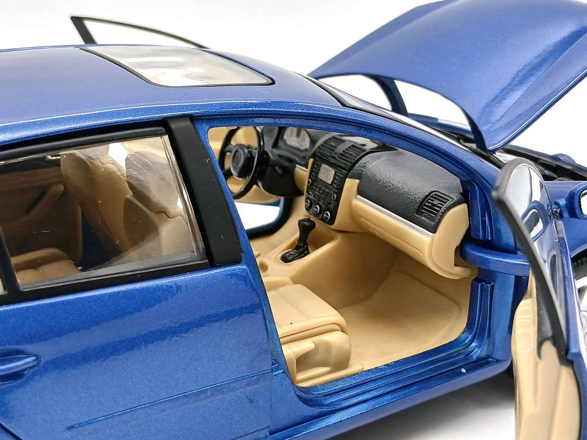 Bburago Volkswagen VW Golf 1.6 FSI MkV 1/18