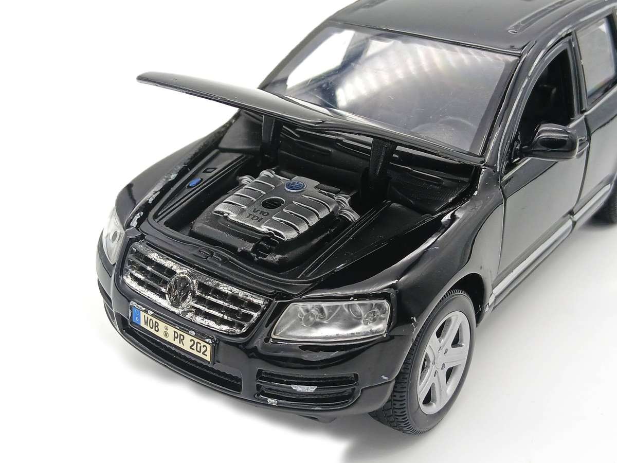 Maisto Volkswagen VW Touareg V10 TDI 1/24