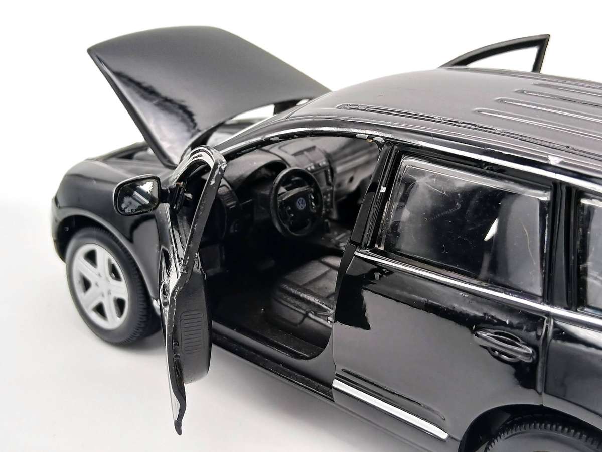 Maisto Volkswagen VW Touareg V10 TDI 1/24