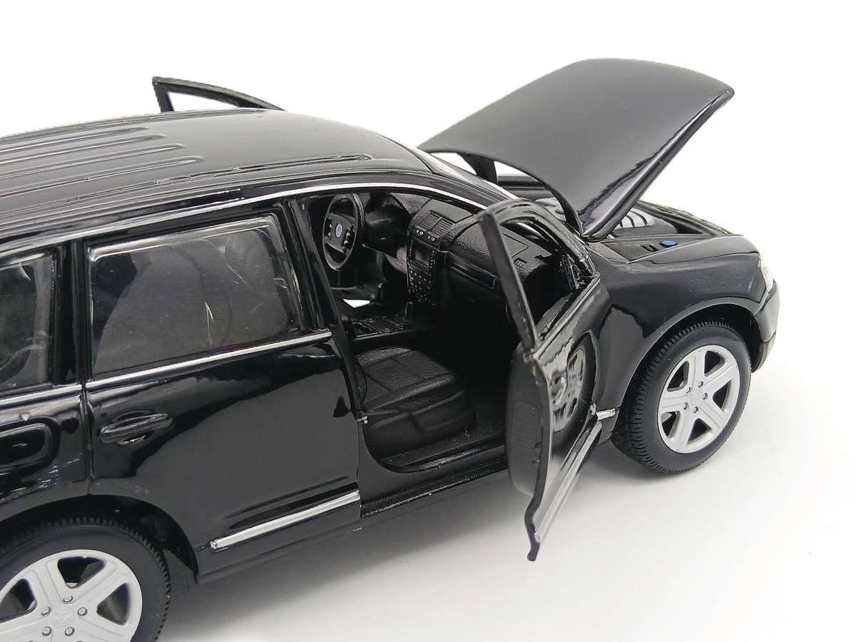 Maisto Volkswagen VW Touareg V10 TDI 1/24