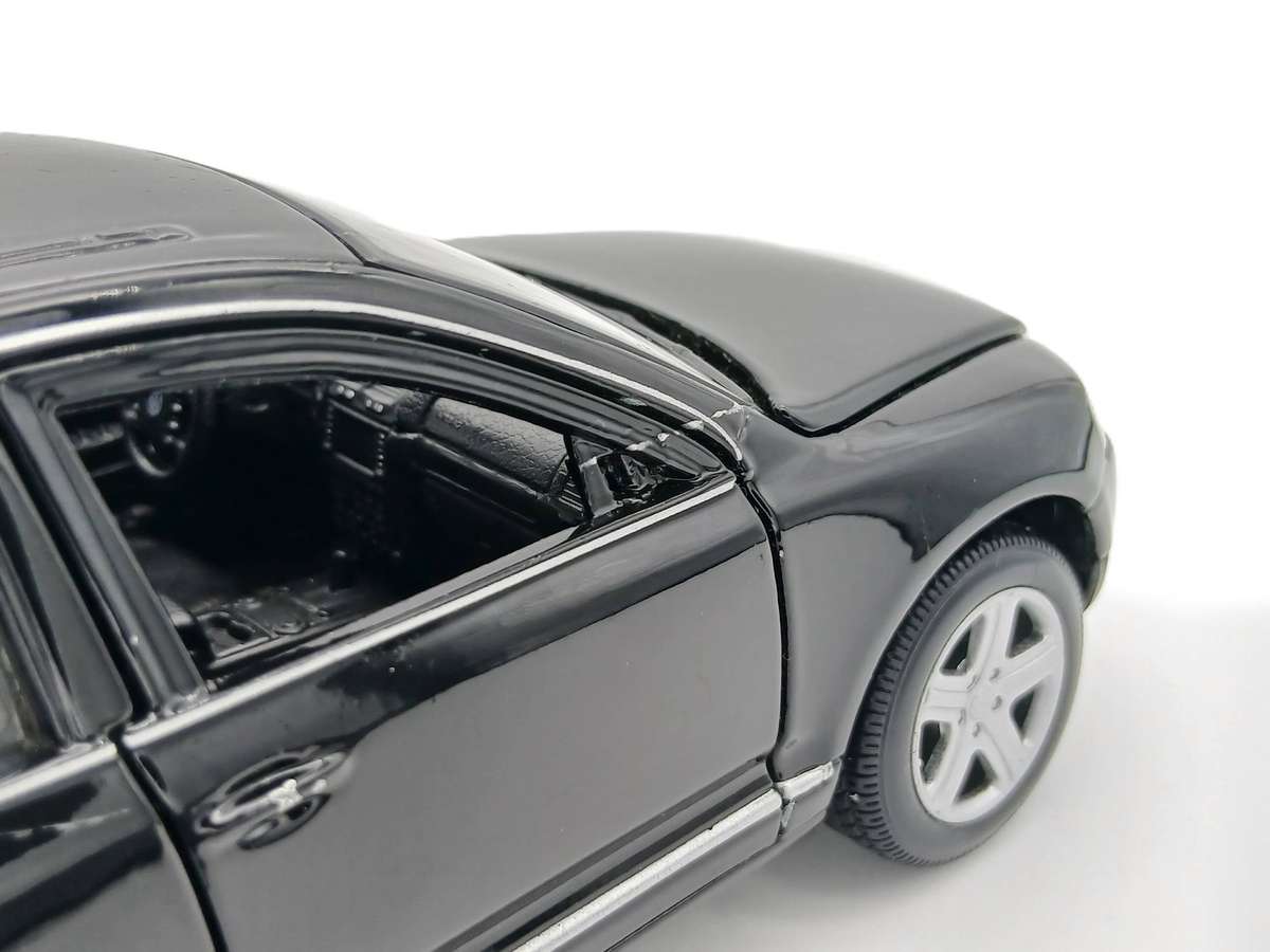 Maisto Volkswagen VW Touareg V10 TDI 1/24