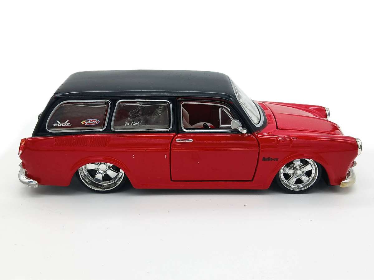 Maisto Volkswagen VW 1967 Squareback Allstars for restoration 1/24