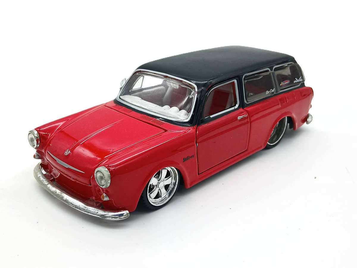 Maisto Volkswagen VW 1967 Squareback Allstars for restoration 1/24