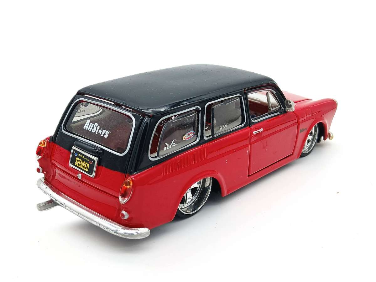 Maisto Volkswagen VW 1967 Squareback Allstars for restoration 1/24