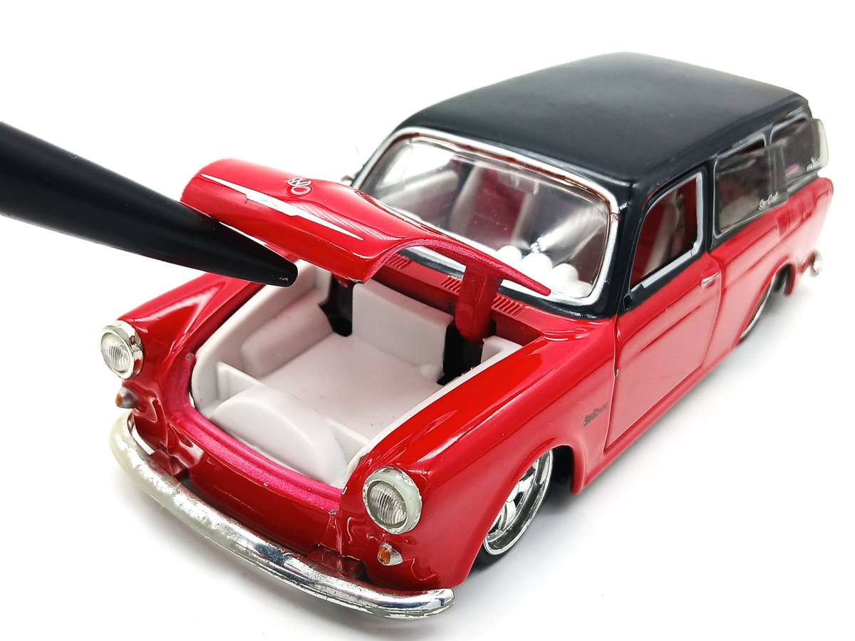 Maisto Volkswagen VW 1967 Squareback Allstars for restoration 1/24