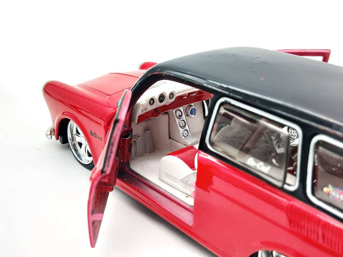 Maisto Volkswagen VW 1967 Squareback Allstars for restoration 1/24